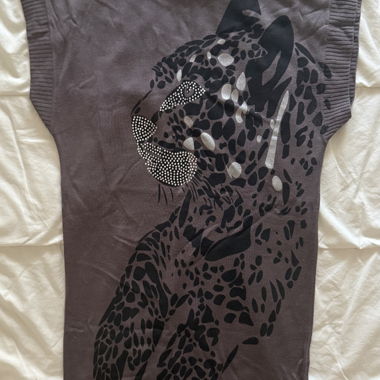 Pantaloni neri e top leopard