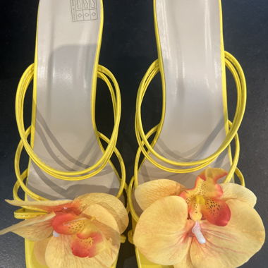 Sandales jaunes avec orchidée neuve