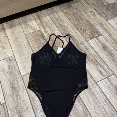 Schwarzer Body aus besticktem Mesh
