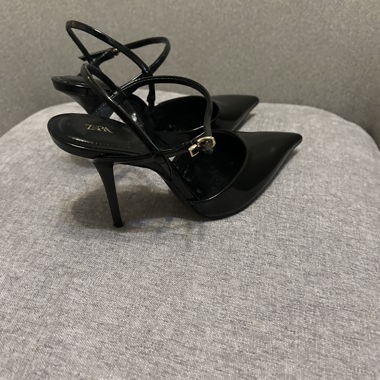 Schwarze ZARA-Pumps mit feinen Riemchen