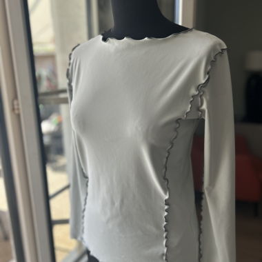Haut collé au corps