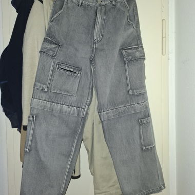 Graue Cargo-Jeans mit vielen Taschen