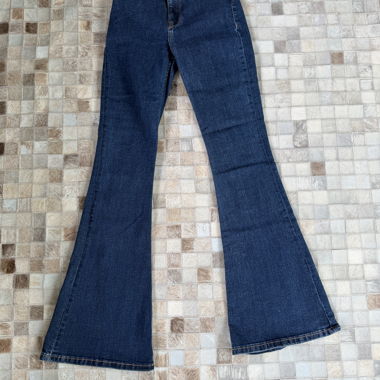 Dunkle Jeans mit Schlag