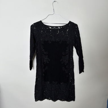 Schwarzes Spitzenkleid