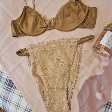 BH- und Slip-Set aus nudefarbener Spitze