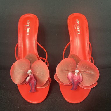 Sandale à talon rouge avec fleur
