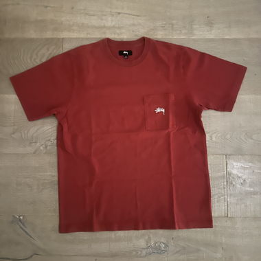 T-shirt rossa Stussy con taschino taglia M