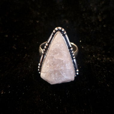 Anello con quarzo rosa grezzo
