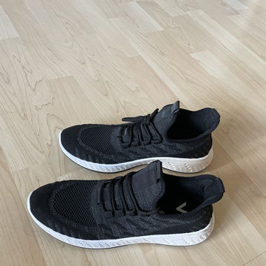 Neues Paar Sportschuhe. (Noch nie getragen)
