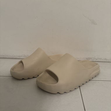 Yeezy Slides Cream
