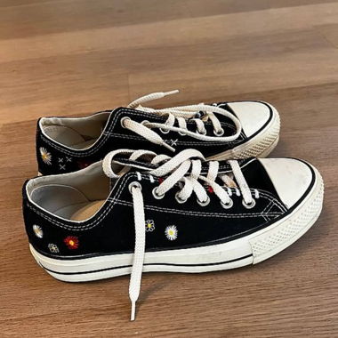 Converse nero con fiori