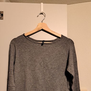 Graues Langarmshirt