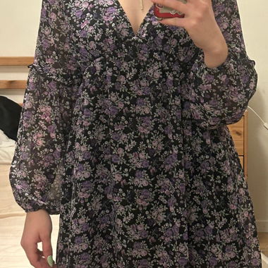 Schwarzes Violett-Blumenkleid