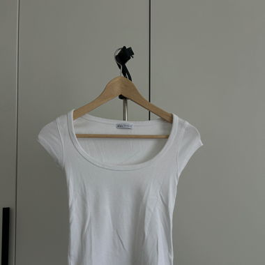 fitted tee (grau und weiss zusammen)