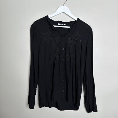 Schwarze bestickte Bluse