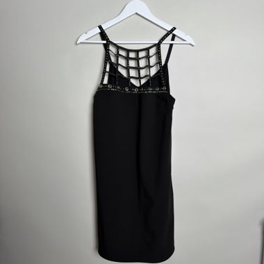 Abito nero con borchie rosa