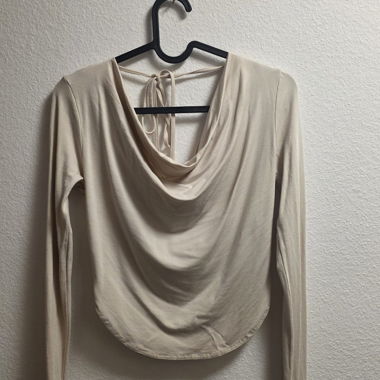Maglia a maniche lunghe beige con scollo a cascata