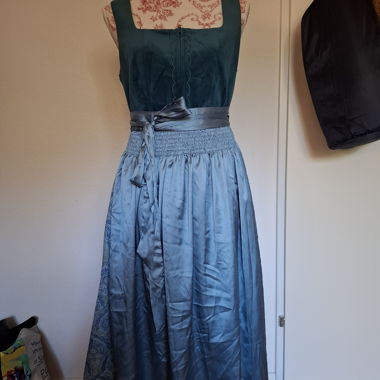 Dirndl mit Schürze