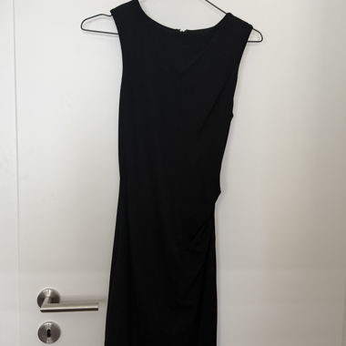 Robe d'affaires noire sans manches