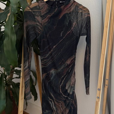 Vestito aderente trasparente a maniche lunghe Zara