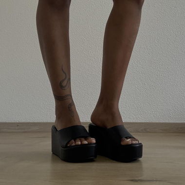 Sandali con zeppa a cuneo neri con piattaforma