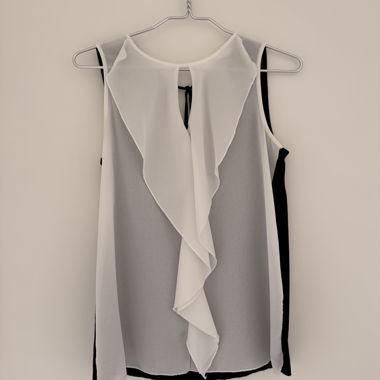 Blusa nera senza maniche