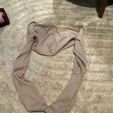 Top a maniche lunghe color taupe