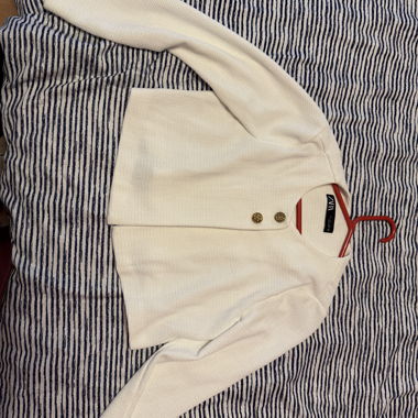 Kurze weisse ZARA-Jacke – Goldene Knöpfe