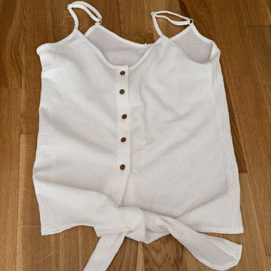 Top bianco con spalline e fascia annodata