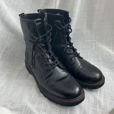 Geschnürte Stiefel mit Reissverschluss