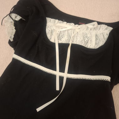 Schwarzes Top mit Spitzenbesatz Coquette