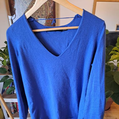 Blauer V-Pulli