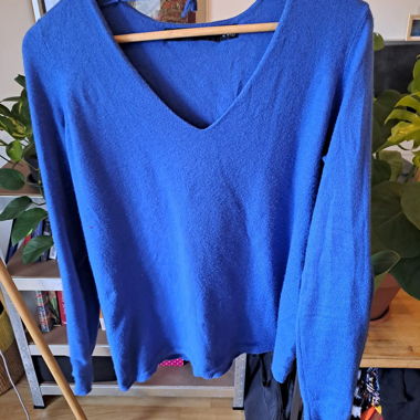Blauer V-Pulli