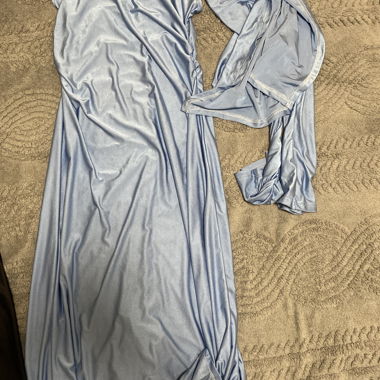 Hellblaues und schwarzes Satin-Kleid mit Jäcklein