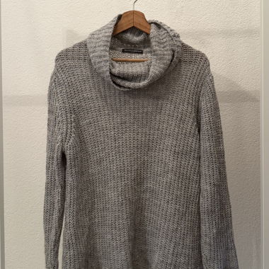 Grauer Strickpullover mit Rollkragen