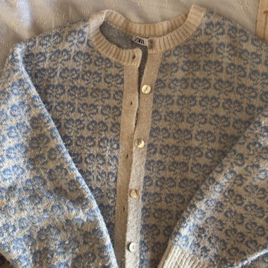 Zara Cardigan mit blauem Muster