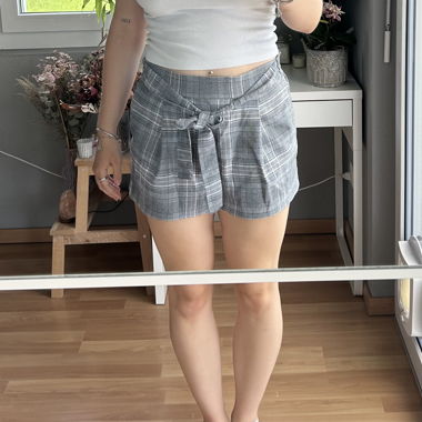 Short à carreaux gris et noir avec nouage