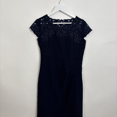 Abito blu navy con intagli floreali