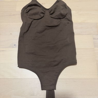 Brauner Body mit Trägern