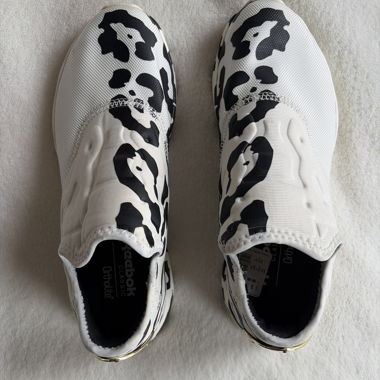 Sports shoes
