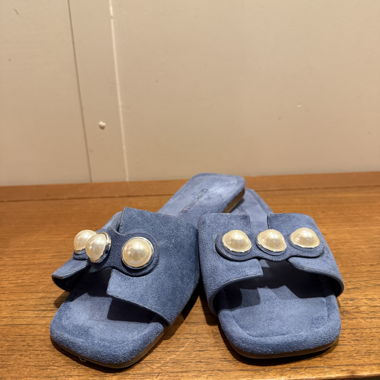 Blaue Sandalen mit Perlenapplikation