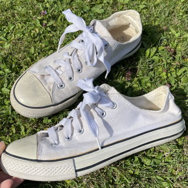 Weiße Sneaker im Converse-Stil