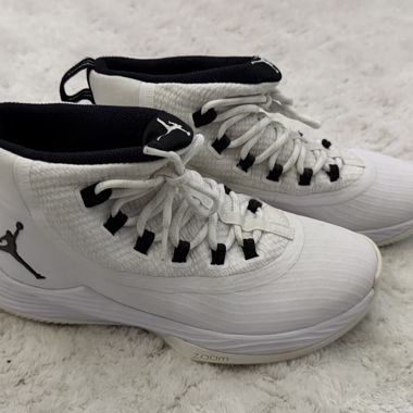 Baskets Nike Air Jordan blanches – look clean