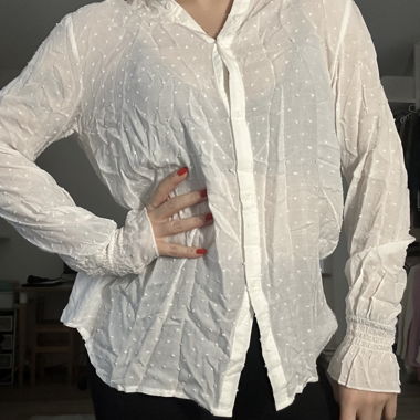 Blouse blanche légèrement transparente à pois