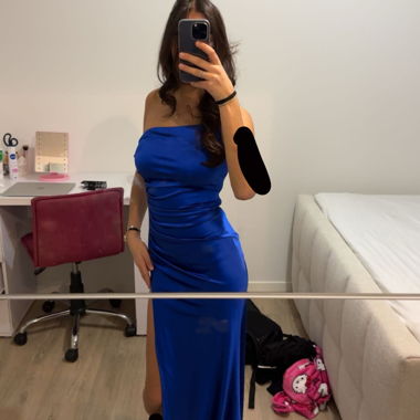 Robe de soirée en satin bleu avec fente