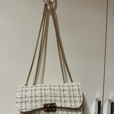 Verstellbare Handtasche mit goldenen Details