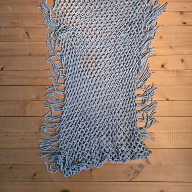 Hellblauer Schal Netzmuster