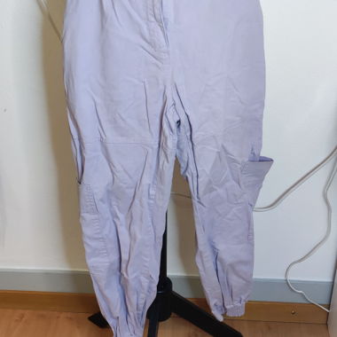 Pantaloni cargo Bershka lilla