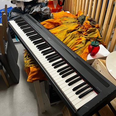 Yamaha E Piano avec ampli Roland assorti