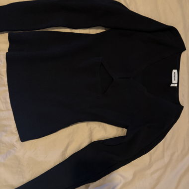 Top nero a coste con cut-out